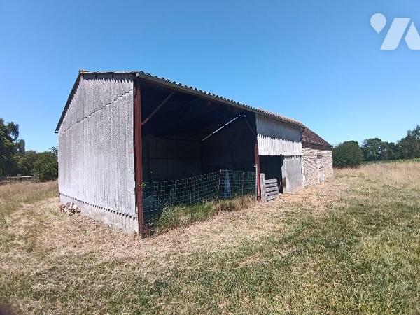 GRANGE EN PIERRE AVEC HANGAR