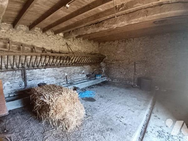 GRANGE EN PIERRE AVEC HANGAR