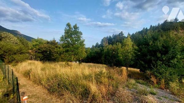 terrain constructible de 1794 m2 avec viabilité en bordure et chemin d'accès créé avec réseaux.