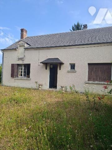 Maison composée d'une entrée, wc, salle de bain,
chaufferie avec chaudière gaz, couloir, salon...
