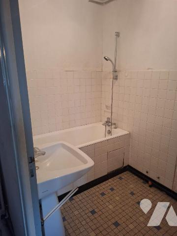 Maison composée d'une entrée, wc, salle de bain,
chaufferie avec chaudière gaz, couloir, salon...