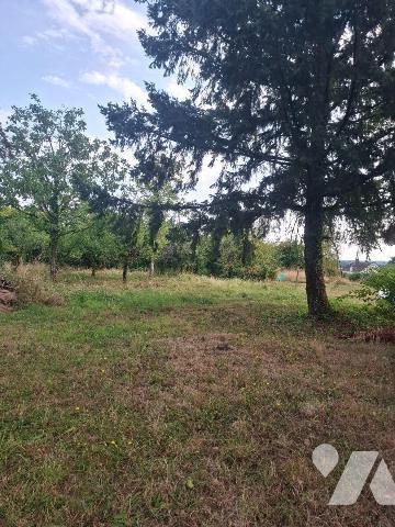 Maison composée d'une entrée, wc, salle de bain,
chaufferie avec chaudière gaz, couloir, salon...