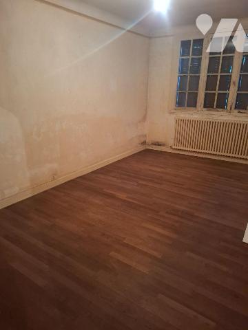 Maison composée d'une entrée, wc, salle de bain,
chaufferie avec chaudière gaz, couloir, salon...