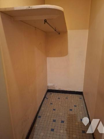 Maison composée d'une entrée, wc, salle de bain,
chaufferie avec chaudière gaz, couloir, salon...