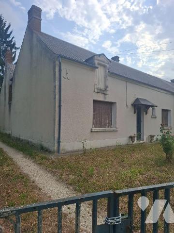 Maison composée d'une entrée, wc, salle de bain,
chaufferie avec chaudière gaz, couloir, salon...
