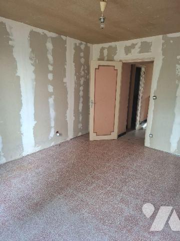 Maison composée d'une entrée, wc, salle de bain,
chaufferie avec chaudière gaz, couloir, salon...