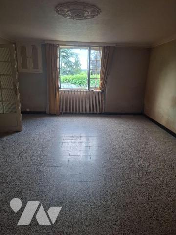 Maison composée d'une entrée, wc, salle de bain,
chaufferie avec chaudière gaz, couloir, salon...