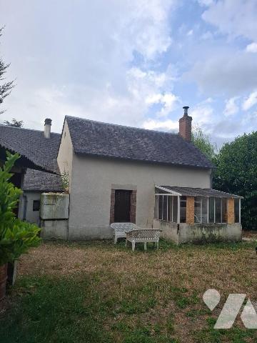 Maison composée d'une entrée, wc, salle de bain,
chaufferie avec chaudière gaz, couloir, salon...