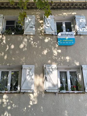 Appartement 3 chambres au dernier étage à Barjols en centre ville avec place de parking