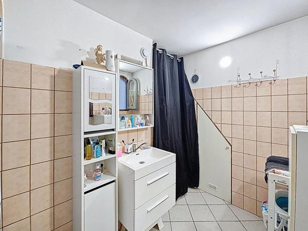 Appartement 3 chambres au dernier étage à Barjols en centre ville avec place de parking