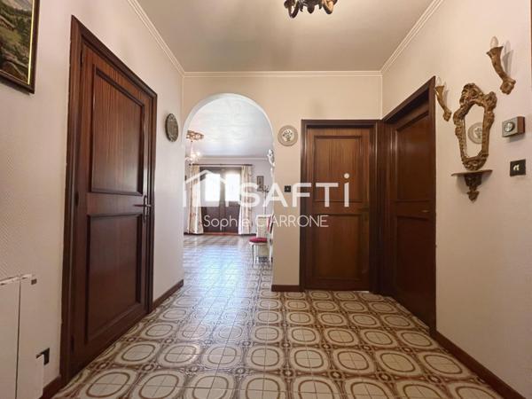 Maison de caractère – 195 m² habitables sur un terrain arboré de 8,60 ares avec deux belles terrasses et deux garages.– Environnement privilégié