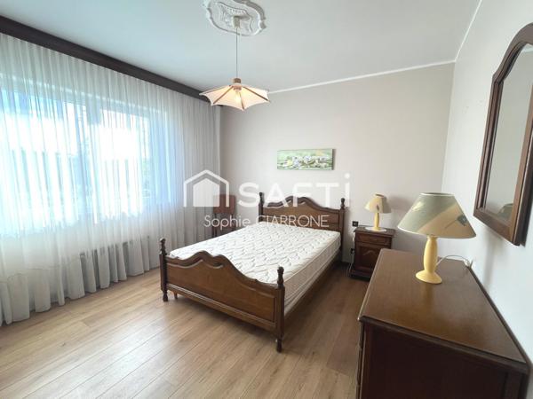 Maison de caractère – 195 m² habitables sur un terrain arboré de 8,60 ares avec deux belles terrasses et deux garages.– Environnement privilégié