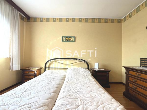 Maison de caractère – 195 m² habitables sur un terrain arboré de 8,60 ares avec deux belles terrasses et deux garages.– Environnement privilégié