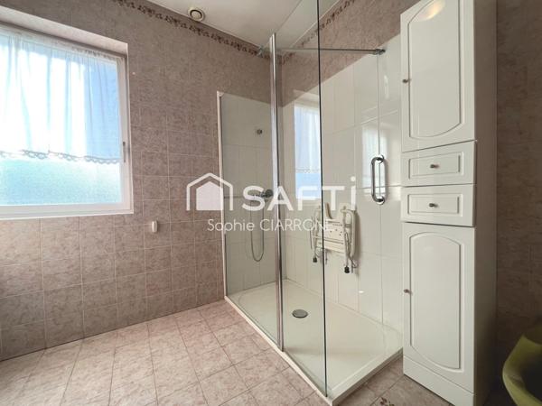 Maison de caractère – 195 m² habitables sur un terrain arboré de 8,60 ares avec deux belles terrasses et deux garages.– Environnement privilégié