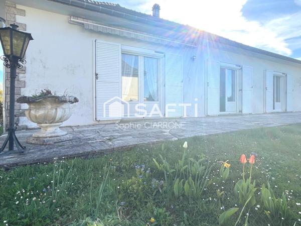 Maison de caractère – 195 m² habitables sur un terrain arboré de 8,60 ares avec deux belles terrasses et deux garages.– Environnement privilégié