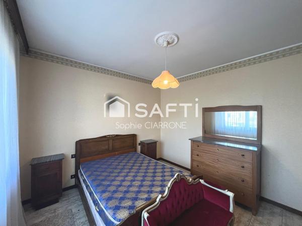 Maison de caractère – 195 m² habitables sur un terrain arboré de 8,60 ares avec deux belles terrasses et deux garages.– Environnement privilégié