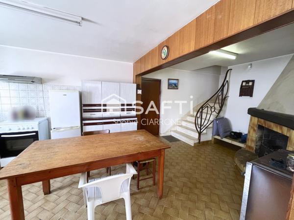 Maison de caractère – 195 m² habitables sur un terrain arboré de 8,60 ares avec deux belles terrasses et deux garages.– Environnement privilégié