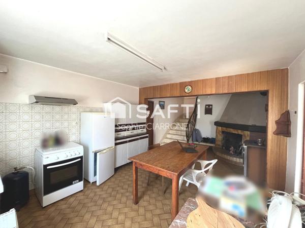 Maison de caractère – 195 m² habitables sur un terrain arboré de 8,60 ares avec deux belles terrasses et deux garages.– Environnement privilégié