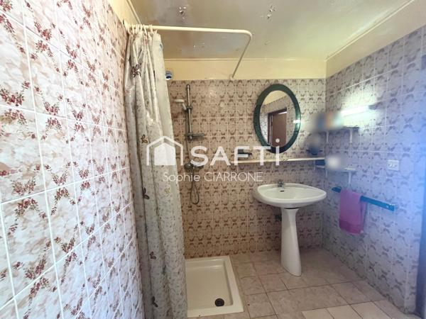 Maison de caractère – 195 m² habitables sur un terrain arboré de 8,60 ares avec deux belles terrasses et deux garages.– Environnement privilégié