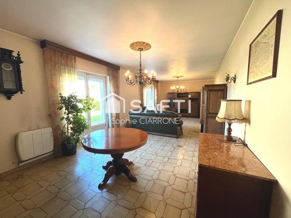 Maison de caractère – 195 m² habitables sur un terrain arboré de 8,60 ares avec deux belles terrasses et deux garages.– Environnement privilégié