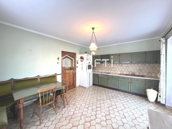 Maison de caractère – 195 m² habitables sur un terrain arboré de 8,60 ares avec deux belles terrasses et deux garages.– Environnement privilégié