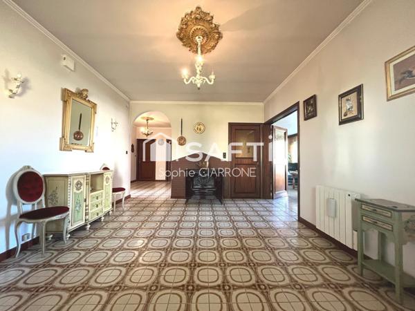 Maison de caractère – 195 m² habitables sur un terrain arboré de 8,60 ares avec deux belles terrasses et deux garages.– Environnement privilégié