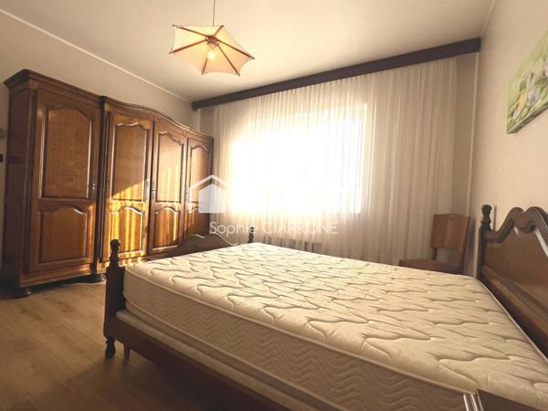 Maison de caractère – 195 m² habitables sur un terrain arboré de 8,60 ares avec deux belles terrasses et deux garages.– Environnement privilégié