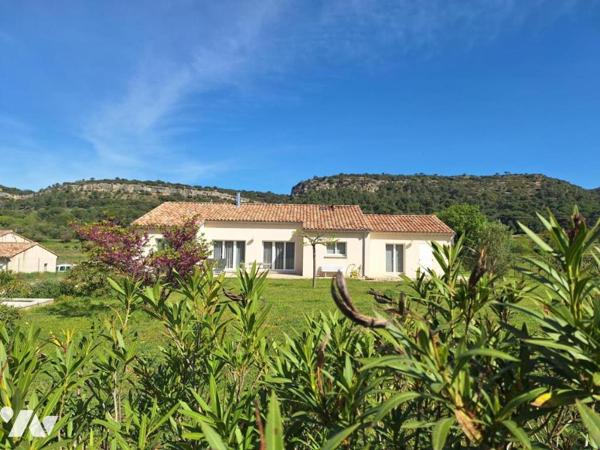 Villa contemporaine de plain-pied composée de 2 habitations à CHUSCLAN avec terrain piscinable