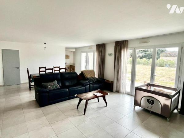 Villa contemporaine de plain-pied composée de 2 habitations à CHUSCLAN avec terrain piscinable