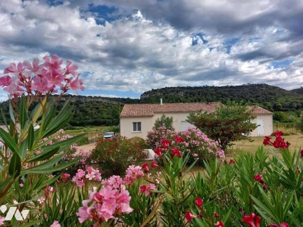Villa contemporaine de plain-pied composée de 2 habitations à CHUSCLAN avec terrain piscinable