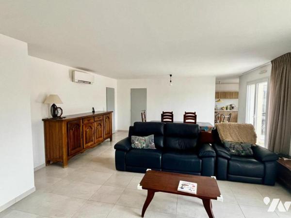 Villa contemporaine de plain-pied composée de 2 habitations à CHUSCLAN avec terrain piscinable