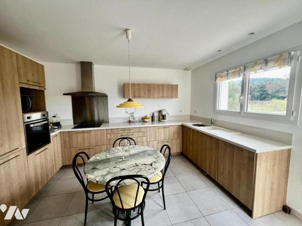 Villa contemporaine de plain-pied composée de 2 habitations à CHUSCLAN avec terrain piscinable