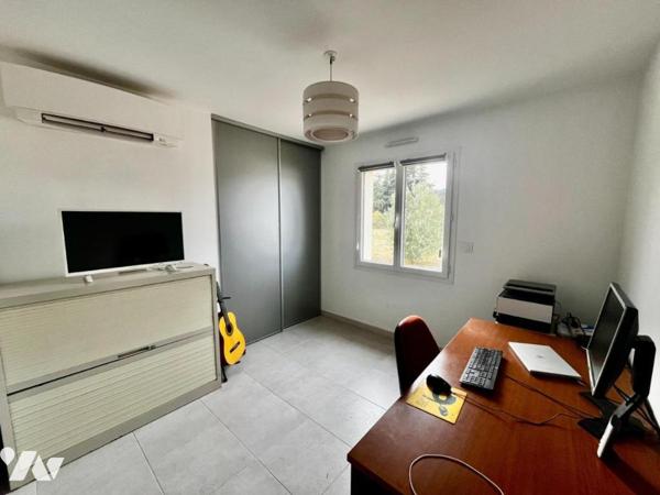 Villa contemporaine de plain-pied composée de 2 habitations à CHUSCLAN avec terrain piscinable