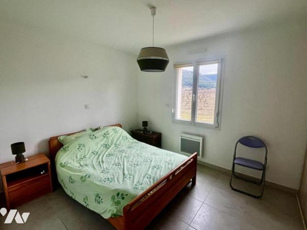 Villa contemporaine de plain-pied composée de 2 habitations à CHUSCLAN avec terrain piscinable