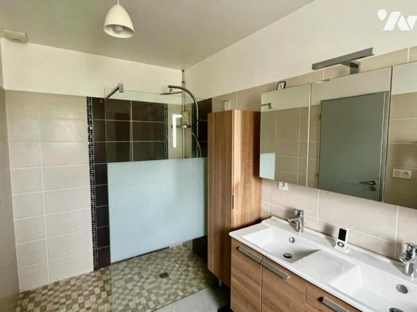 Villa contemporaine de plain-pied composée de 2 habitations à CHUSCLAN avec terrain piscinable