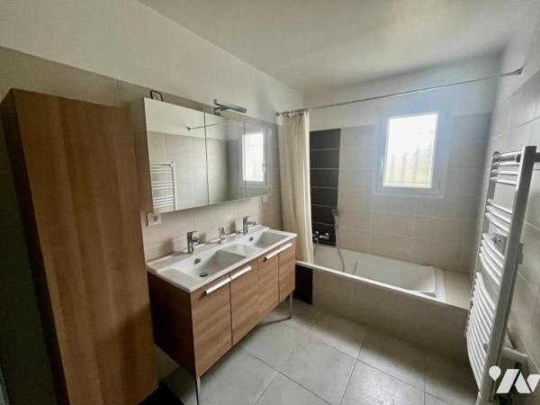 Villa contemporaine de plain-pied composée de 2 habitations à CHUSCLAN avec terrain piscinable