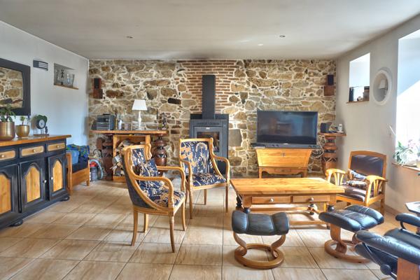 Guingamp (22200) Longère en pierre avec gîte et dépendances à 5 mn de Guingamp.