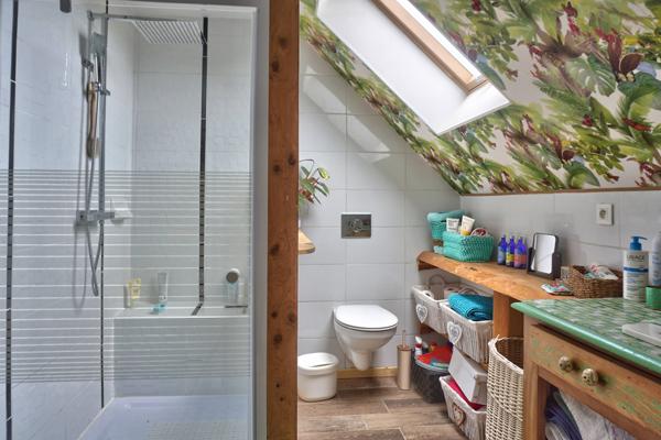 Guingamp (22200) Longère en pierre avec gîte et dépendances à 5 mn de Guingamp.