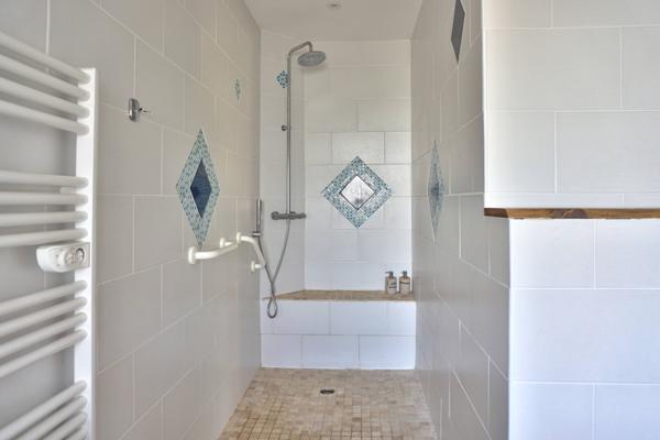 Guingamp (22200) Longère en pierre avec gîte et dépendances à 5 mn de Guingamp.