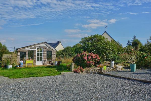 Guingamp (22200) Longère en pierre avec gîte et dépendances à 5 mn de Guingamp.