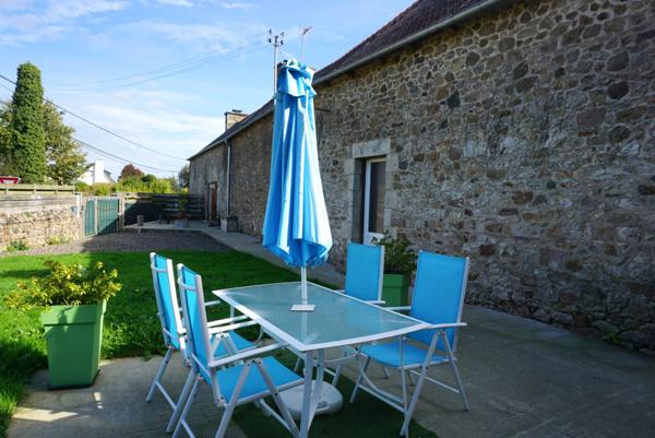 Guingamp (22200) Longère en pierre avec gîte et dépendances à 5 mn de Guingamp.