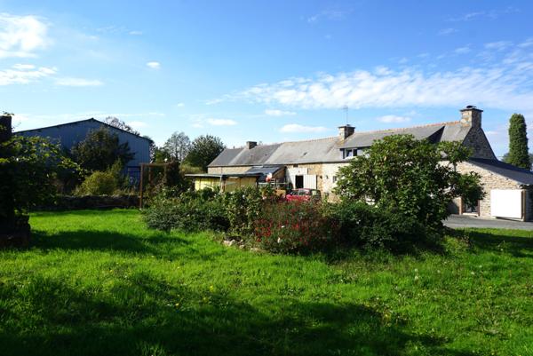 Guingamp (22200) Longère en pierre avec gîte et dépendances à 5 mn de Guingamp.