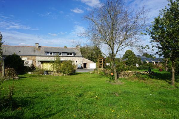 Guingamp (22200) Longère en pierre avec gîte et dépendances à 5 mn de Guingamp.