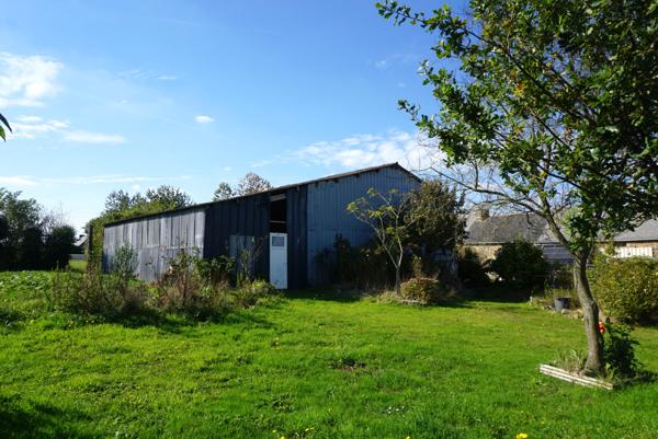 Guingamp (22200) Longère en pierre avec gîte et dépendances à 5 mn de Guingamp.