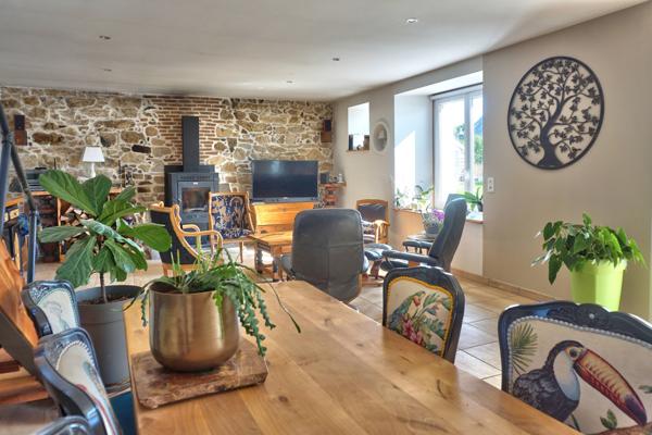 Guingamp (22200) Longère en pierre avec gîte et dépendances à 5 mn de Guingamp.