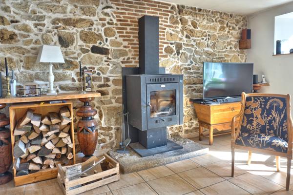 Guingamp (22200) Longère en pierre avec gîte et dépendances à 5 mn de Guingamp.