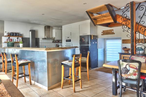 Guingamp (22200) Longère en pierre avec gîte et dépendances à 5 mn de Guingamp.