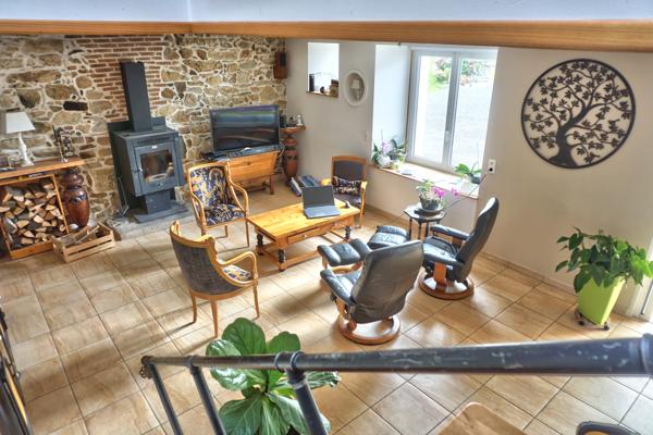 Guingamp (22200) Longère en pierre avec gîte et dépendances à 5 mn de Guingamp.