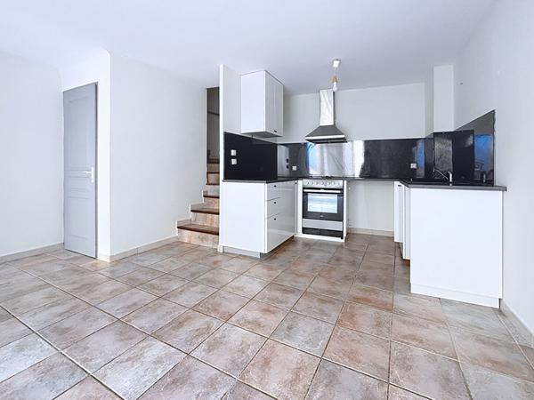 Appartement 3 pièces situé au centre ville de Pertuis .