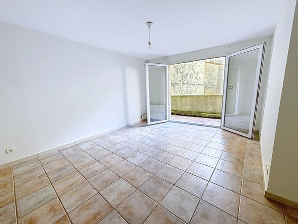 Appartement 3 pièces situé au centre ville de Pertuis .